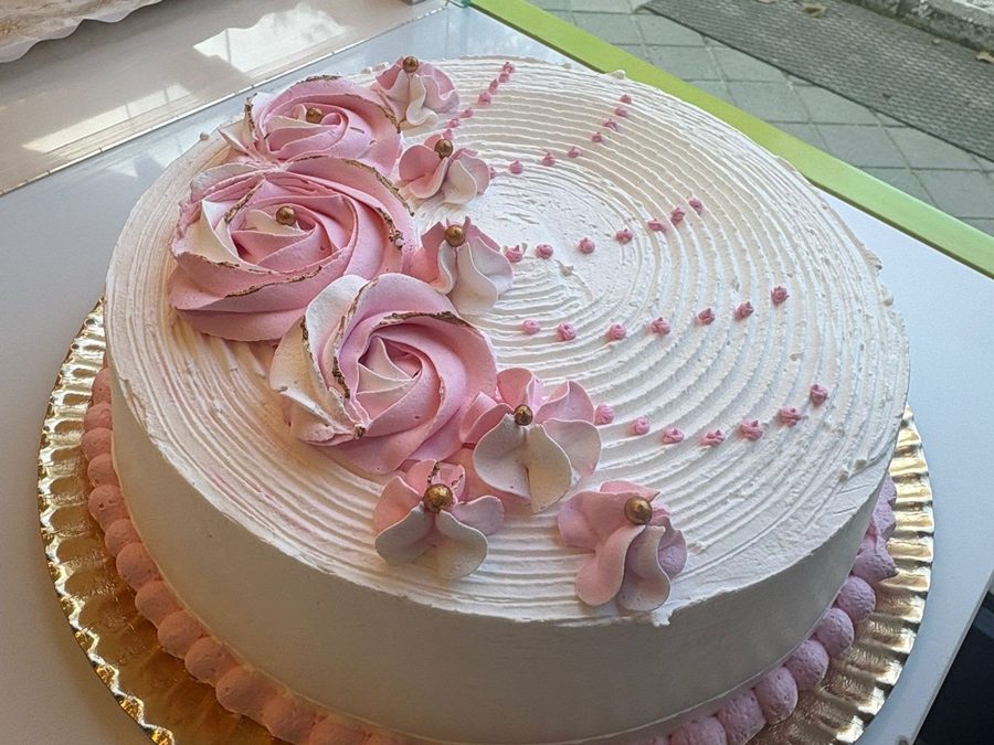Tarta personalizada con rosas de nata de Éboli