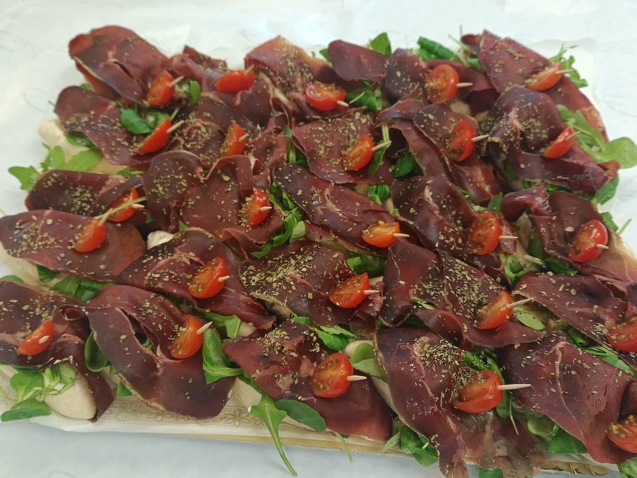 Canapé de rúcula, cecina y tomate cherry — Éboli